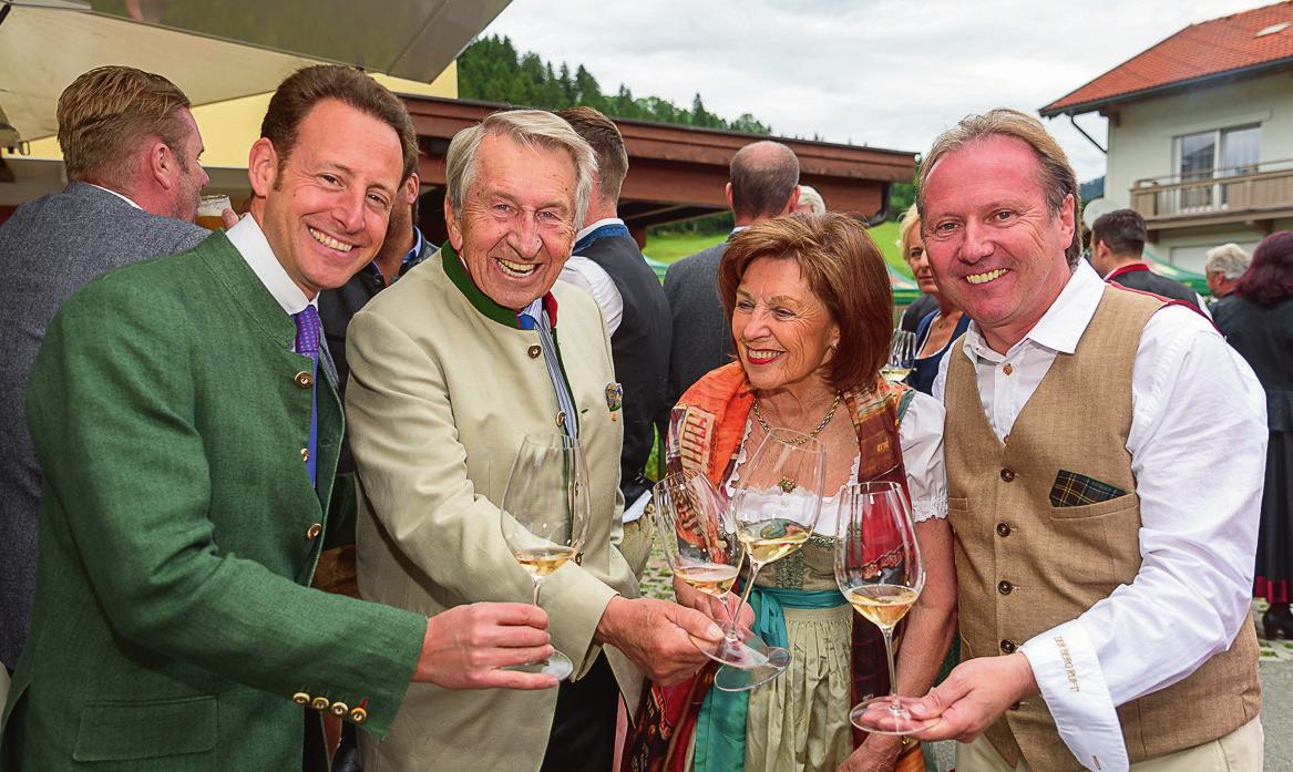 Sepp Greil (re.) stieß mit Maximilian J. Riedel, KommR. Peter Morandell und Gattin Maria (v. li.) auf die nächsten 50 Jahre an. Sepp Greil (re.) stieß mit Maximilian J. Riedel, KommR. Peter Morandell und Gattin Maria (v. li.) auf die nächsten 50 Jahre an.