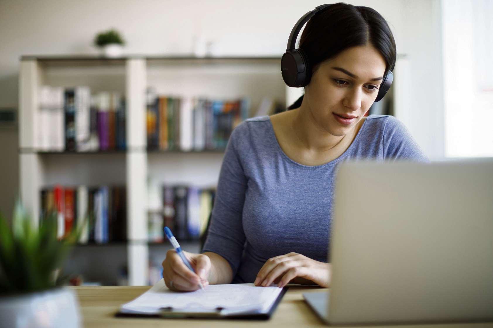 Viele Arbeitgeber sparen aktuell an der beruflichen Weiterbildung ihrer Mitarbeiter. Wer sich nützliche Zusatzqualifikationen aneignen möchte, hat dennoch zahlreiche Möglichkeiten, Zertifikate online zu erwerben. FOTOS: GETTY IMAGES (2) Viele Arbeitgeber sparen aktuell an der beruflichen Weiterbildung ihrer Mitarbeiter. Wer sich nützliche Zusatzqualifikationen aneignen möchte, hat dennoch zahlreiche Möglichkeiten, Zertifikate online zu erwerben. FOTOS: GETTY IMAGES (2)