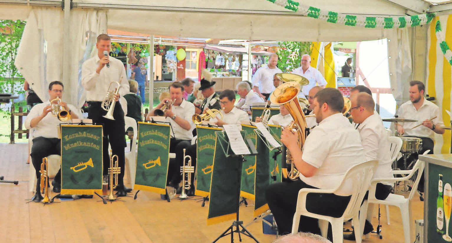 Die Kornhäuser Musikanten begleiten das Katenser Schützenfest musikalisch. Die Kornhäuser Musikanten begleiten das Katenser Schützenfest musikalisch.