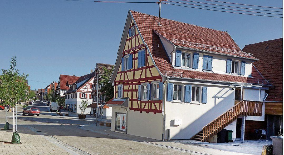 Das Fachwerk an der Fassade des aus dem Jahr 1659 stammenden Gebäudes wurde freigelegt. Die beiden grundsanierten Wohnungen sind über die neue Außentreppe erreichbar. Bild: Uhland2