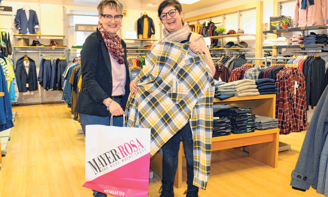 Christina Ortlieb (links) und Gina Carlucci präsentieren reduzierte Wintermode. FOTO:MAYER-ROSA Christina Ortlieb (links) und Gina Carlucci präsentieren reduzierte Wintermode. FOTO:MAYER-ROSA