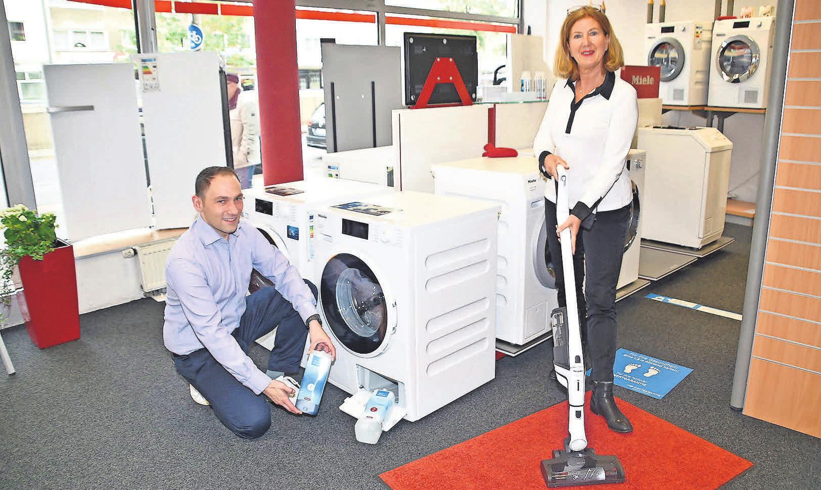 Gern informiert das Team vom Waschbären über die neuen Miele Triflex HX1-Staubsauger und erklärt die Vorteile des Miele TwinDos Systems. Gern informiert das Team vom Waschbären über die neuen Miele Triflex HX1-Staubsauger und erklärt die Vorteile des Miele TwinDos Systems.