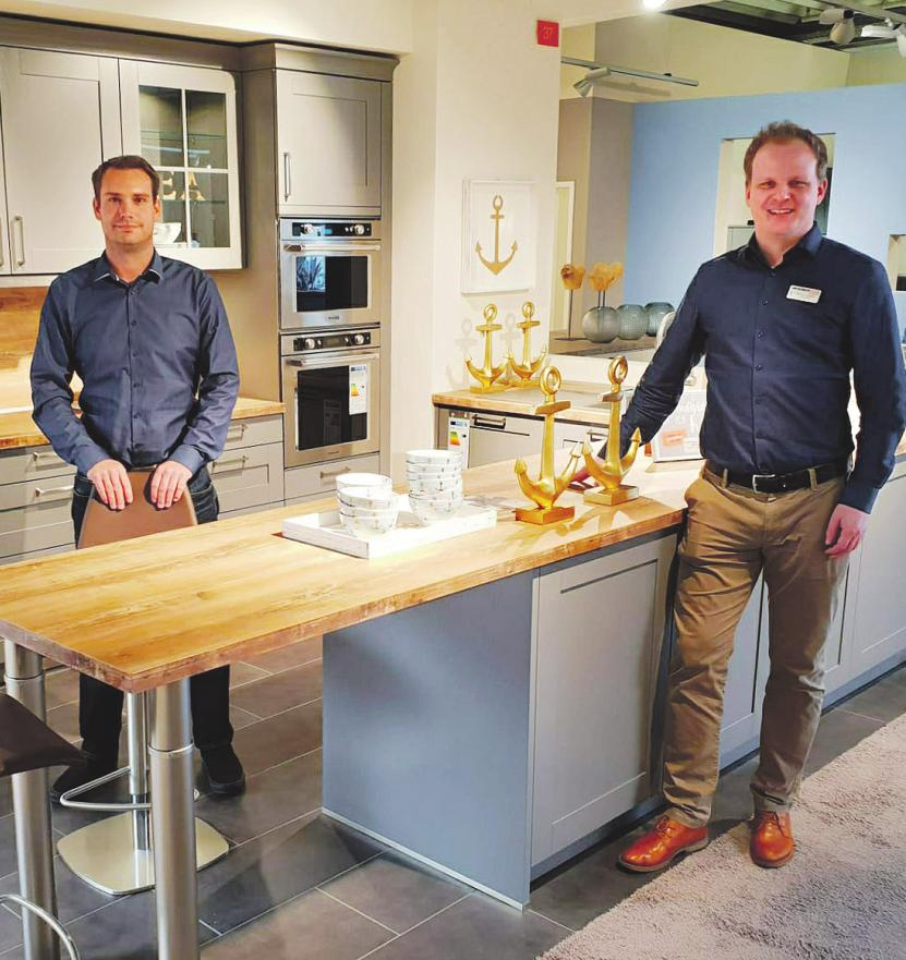 Küchenfachberater Nino Sega (r.) und Christian Langbehn stehen den Kunden endlich wieder mit Rat und Tat zur Seite Fotos: Tina Jordan