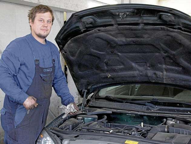 Matthias Lars Wenger nimmt jedes Auto beim Frühjahrscheck genau unter die Lupe. FOTO: KIE Matthias Lars Wenger nimmt jedes Auto beim Frühjahrscheck genau unter die Lupe. FOTO: KIE