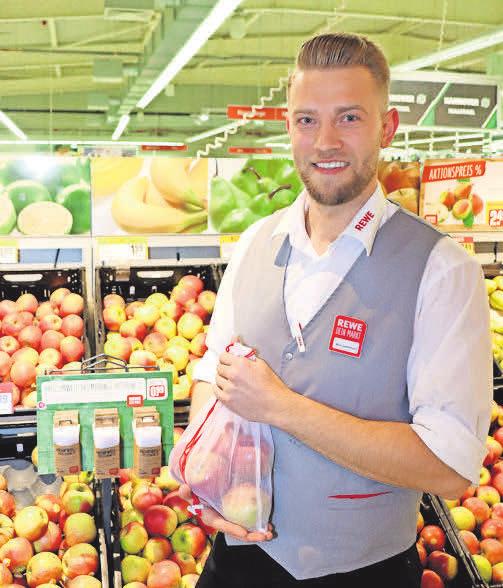 Filialleiter Max Genemann zeigt die wiederverwendbaren Frischenetze, die bei den umweltbewussten REWE-Kunden gut ankommen. Fotos: Maike del Rio Filialleiter Max Genemann zeigt die wiederverwendbaren Frischenetze, die bei den umweltbewussten REWE-Kunden gut ankommen. Fotos: Maike del Rio