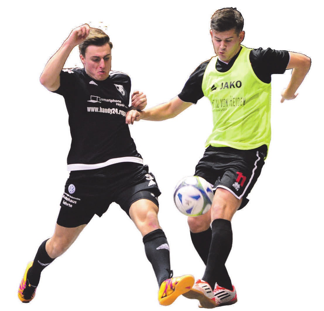 Burgdorfs Timo Kuhlgatz und Lehrtes Tom Lupke kämpfen um den Ball. Burgdorfs Timo Kuhlgatz und Lehrtes Tom Lupke kämpfen um den Ball.