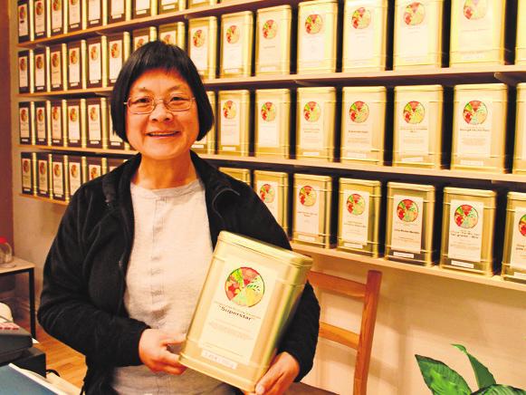 Yanjie Pang erforscht und kennt die Wirkung von Tee, Heilkräutern und Nahrungsergänzungsmitteln. Fotos: Tatjana Eberhardt Yanjie Pang erforscht und kennt die Wirkung von Tee, Heilkräutern und Nahrungsergänzungsmitteln. Fotos: Tatjana Eberhardt