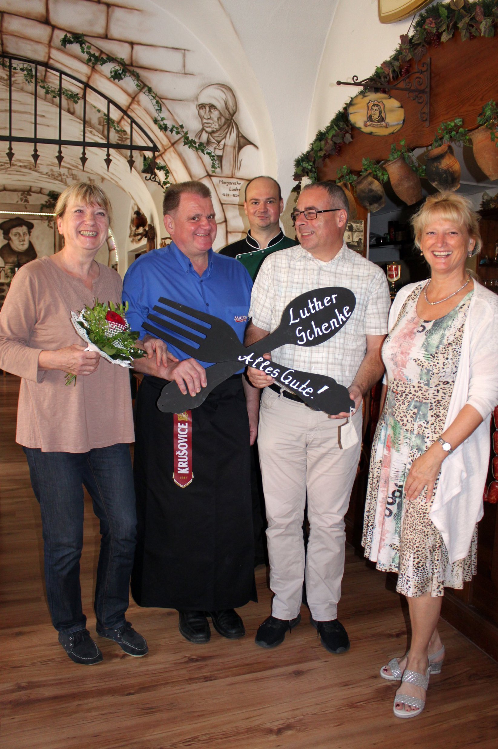 Josef Karl (2. v. l.) „legt“ die Lutherschenke noch vor der Corona-Krise in die guten Hände von Martin Kolar (2. v. r.). Neu sind auch Koch Zbynek Pochmann (hinten) und Uta Helbig (rechts). FOTO: CHRISTINE LAUFER Josef Karl (2. v. l.) „legt“ die Lutherschenke noch vor der Corona-Krise in die guten Hände von Martin Kolar (2. v. r.). Neu sind auch Koch Zbynek Pochmann (hinten) und Uta Helbig (rechts). FOTO: CHRISTINE LAUFER