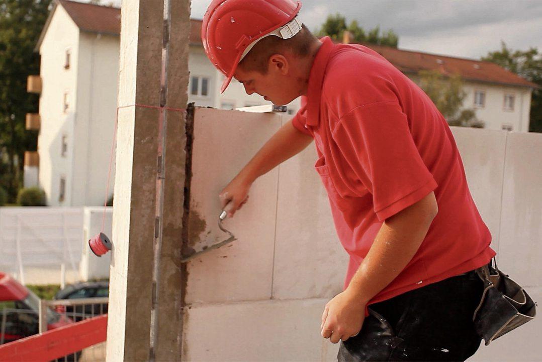 Mit handwerklichem Geschick sind Maurer von der Grundsteinlegung bis zur Fertigstellung eines Neubaus unverzichtbar und stets mit dabei. Bilder: Bau-Wirtschaft Baden-Württemberg