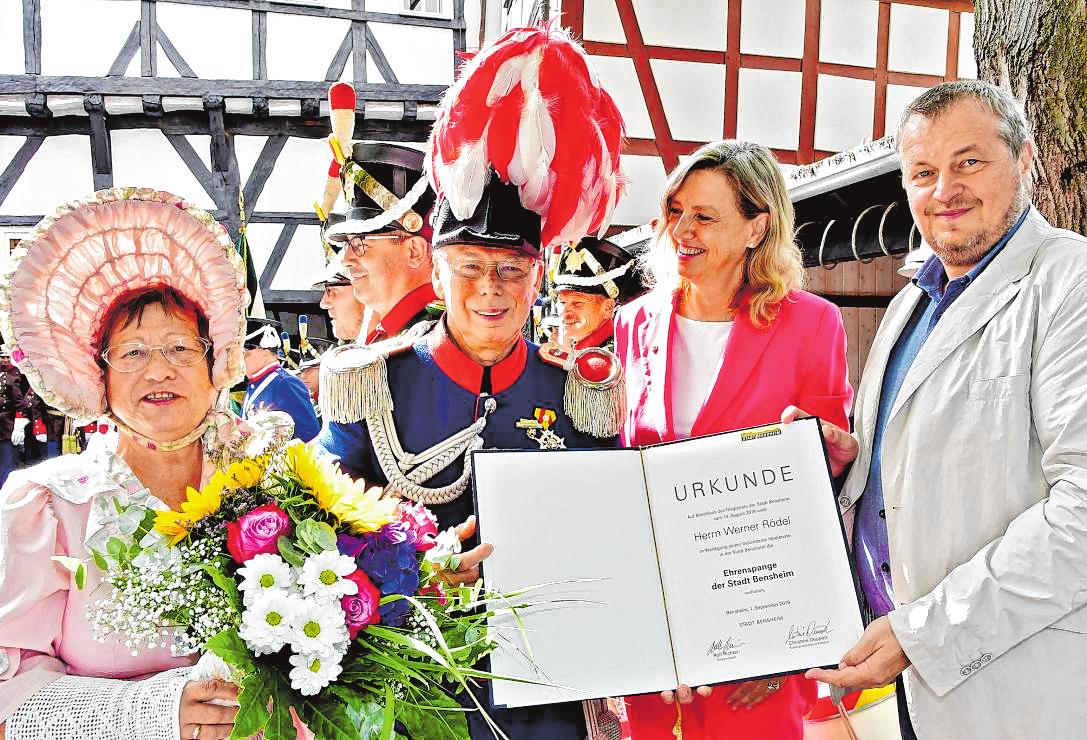Werner Rödel und seine Frau Sonja bei der Verleihung der Ehrenspange der Stadt Bensheim – hier mit Rolf Richter und Stadtverordnetenvorsteherin Christine Deppert. Bild: Dietmar Funck Werner Rödel und seine Frau Sonja bei der Verleihung der Ehrenspange der Stadt Bensheim – hier mit Rolf Richter und Stadtverordnetenvorsteherin Christine Deppert. Bild: Dietmar Funck