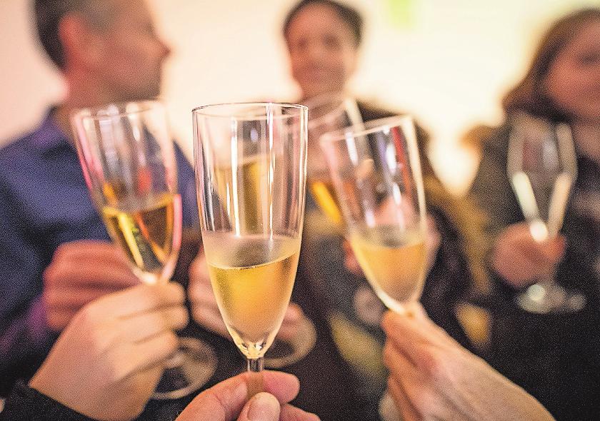 Der Mittelpunkt der Party: Extravertierte fühlen sich da wohl, wo viele andere Menschen sind. FOTO: FRANK RUMPENHORST/DPA Der Mittelpunkt der Party: Extravertierte fühlen sich da wohl, wo viele andere Menschen sind. FOTO: FRANK RUMPENHORST/DPA