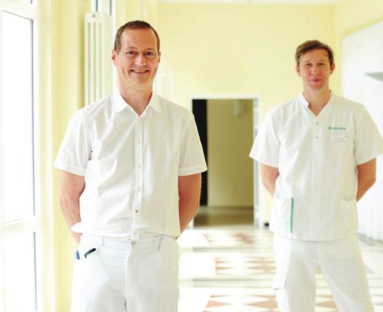 Gunar Behnke (links) und Marc Gerstner auf dem hellen Wandelgang im Asklepios Klinikum Birkenwerder Gunar Behnke (links) und Marc Gerstner auf dem hellen Wandelgang im Asklepios Klinikum Birkenwerder