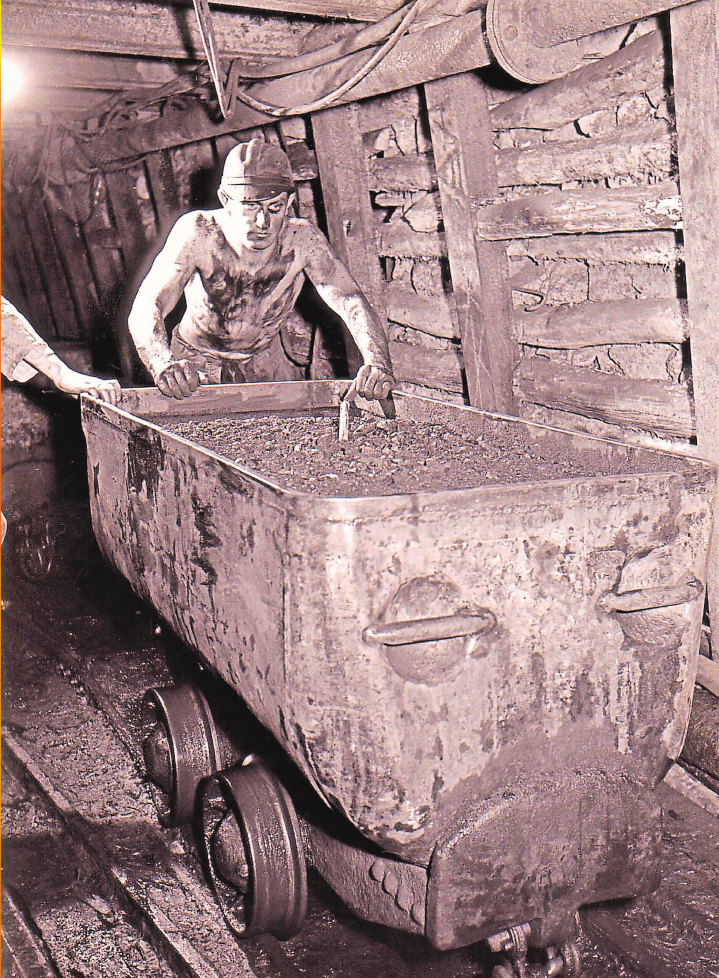1955: Ein Bergmann mit beladenem Hunt. 1955: Ein Bergmann mit beladenem Hunt.