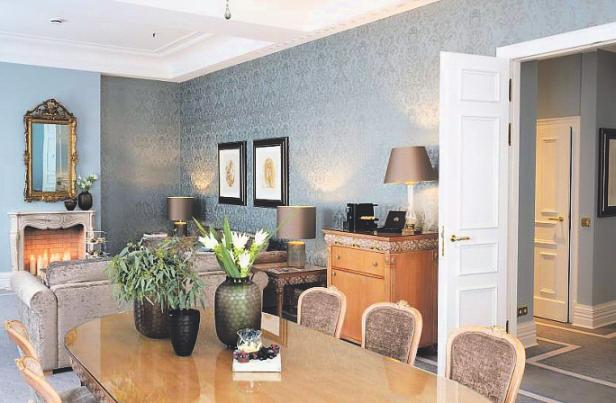 Ein 24-Stunden-Butlerservice ermöglichtein Dinner im Wohnbereich. Bild: Althoff Grandhotel Schloss Bensberg Ein 24-Stunden-Butlerservice ermöglichtein Dinner im Wohnbereich. Bild: Althoff Grandhotel Schloss Bensberg