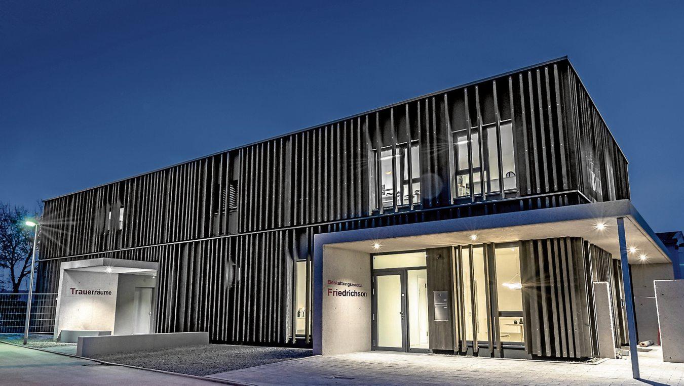 Der Neubau von Bestattungsinstitut Friedrichson besticht mit seiner Holzlamellen-Fassade. Im oberen Stockwerk sind die Büroräume untergebracht.