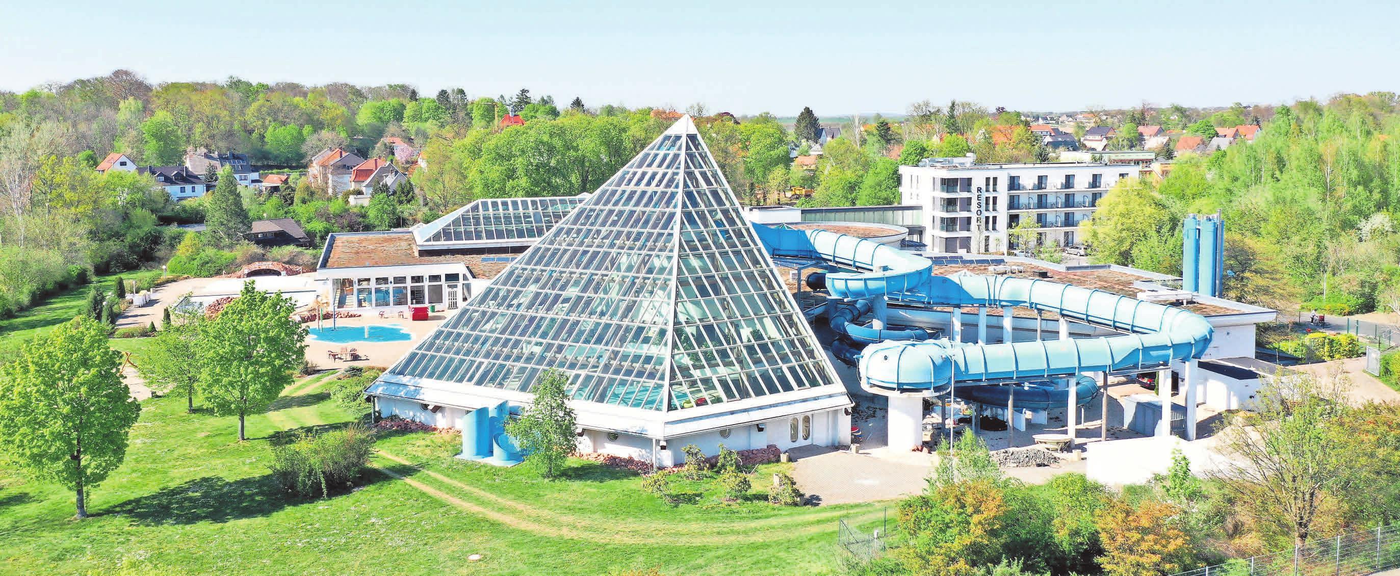 AUSSENBECKEN, LIEGEWIESE, Sauna-Landschaft, Spielplatz, Rutsche, Wellness und jetzt auch noch das Resort: Das Riff.entwickelt sich immer weiter. Foto: Barbara Beyer AUSSENBECKEN, LIEGEWIESE, Sauna-Landschaft, Spielplatz, Rutsche, Wellness und jetzt auch noch das Resort: Das Riff.entwickelt sich immer weiter. Foto: Barbara Beyer