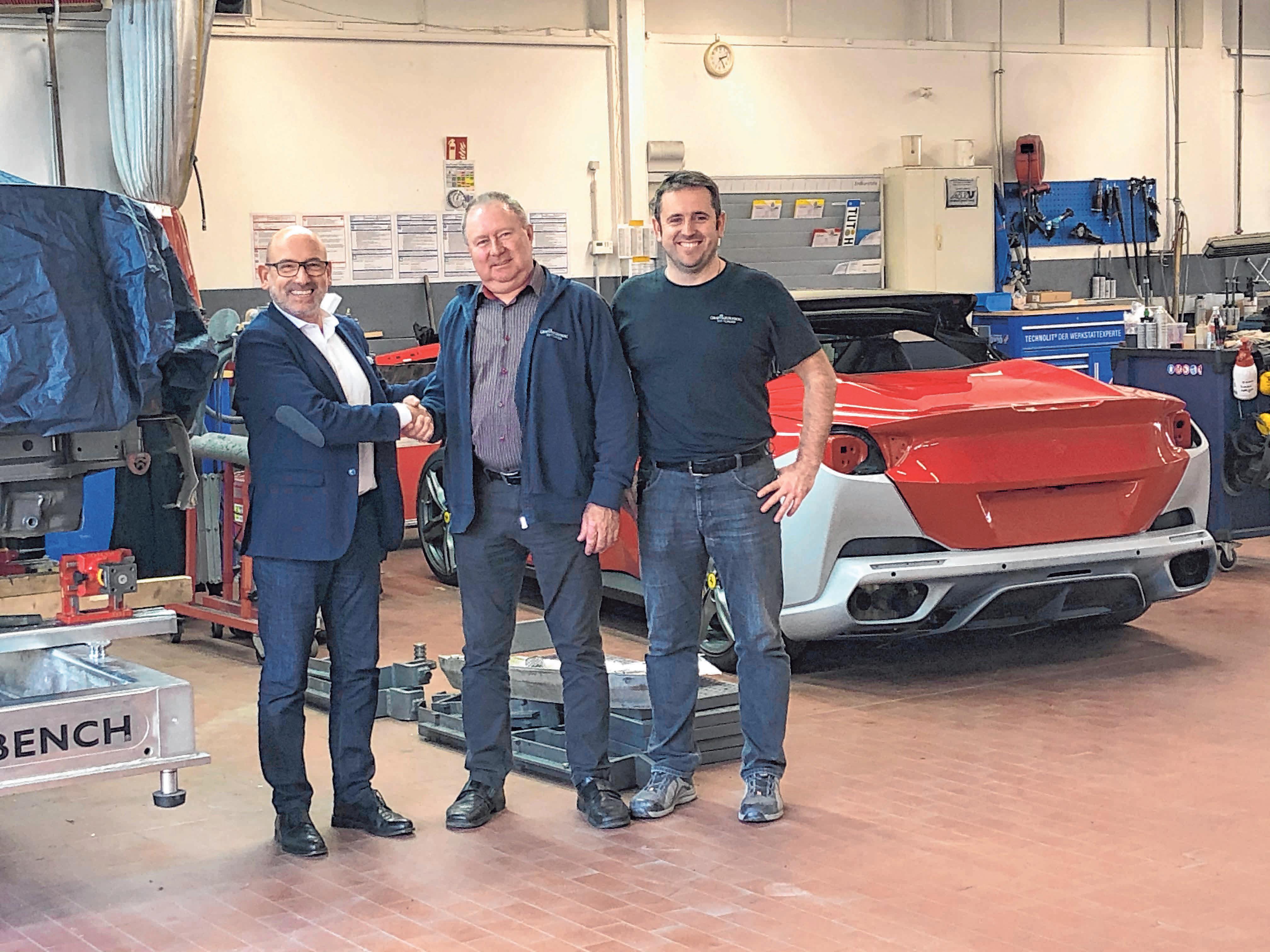 Seit drei Jahrzehnten hält Georg Thierjung dem Autohaus Graf Hardenberg die Treue. Dazu gratulieren Geschäftsführer Mark-O. Häfner (l.) und Werkstattleiter Karosserie und Lack, Manuel Schmelovski. Seit drei Jahrzehnten hält Georg Thierjung dem Autohaus Graf Hardenberg die Treue. Dazu gratulieren Geschäftsführer Mark-O. Häfner (l.) und Werkstattleiter Karosserie und Lack, Manuel Schmelovski.