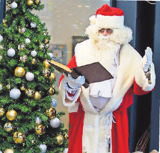 Der Weihnachtsmann überrascht die Besucher in und vor den Geschäften. Der Weihnachtsmann überrascht die Besucher in und vor den Geschäften.