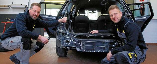 Sorgen für eine sorgenfreie Unfallabwicklung aus einer Hand: Geschäftsführer Tim Diercks (li.) und Karosseriebaumeister Dominik Lühr. FOTO: TBU Sorgen für eine sorgenfreie Unfallabwicklung aus einer Hand: Geschäftsführer Tim Diercks (li.) und Karosseriebaumeister Dominik Lühr. FOTO: TBU
