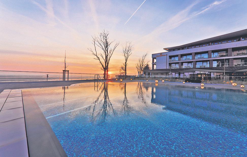 Was für eine Aussicht! Der Pool des Upstalsboom Wellness Resorts Südstrand in Wyk auf Föhr