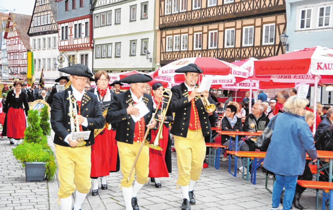 Das Ochsenfest: Für Einheimische eine wunderbare Gelegenheit, sich zu begegnen. Für Besucher ein geselliger Moment, um die Facetten der Stadt kennenzulernen. FOTO: WILMA WOLF Das Ochsenfest: Für Einheimische eine wunderbare Gelegenheit, sich zu begegnen. Für Besucher ein geselliger Moment, um die Facetten der Stadt kennenzulernen. FOTO: WILMA WOLF