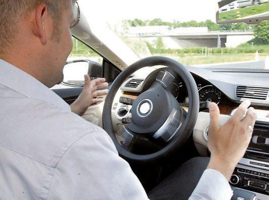Der Parkassistent ist das häufigste Fahrassistenzsystem. Er schlägt, nachdem der Fahrer die vom Fahrzeug vorgeschlagene Lücke bestätigt hat, selbstständig im richtigen Moment das Lenkrad ein und übernimmt das Einparken nahezu vollständig.Bild: djd/Deutscher Verkehrssicherheitsrat Der Parkassistent ist das häufigste Fahrassistenzsystem. Er schlägt, nachdem der Fahrer die vom Fahrzeug vorgeschlagene Lücke bestätigt hat, selbstständig im richtigen Moment das Lenkrad ein und übernimmt das Einparken nahezu vollständig.Bild: djd/Deutscher Verkehrssicherheitsrat