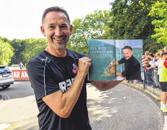 Ex-Lehrer Achim Beierlorzer kehrte für FC TOTAL in den Klassenraum zurück. Foto: Weiser Ex-Lehrer Achim Beierlorzer kehrte für FC TOTAL in den Klassenraum zurück. Foto: Weiser