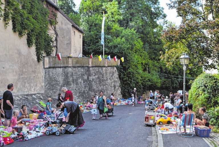 Die Plätze beim Kinderflohmarkt sind sehr begehrt. Die Plätze beim Kinderflohmarkt sind sehr begehrt.