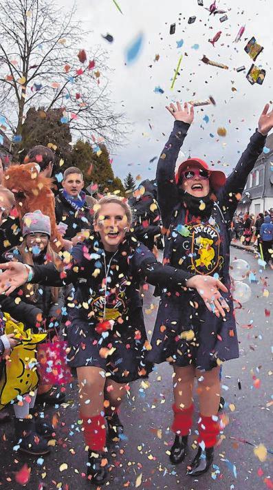 Kamelle und Konfetti – beim Rosenmontagszug auf der St.-Elisabeth-Straße gibt es das im Überfluss. Archivfoto: soph Kamelle und Konfetti – beim Rosenmontagszug auf der St.-Elisabeth-Straße gibt es das im Überfluss. Archivfoto: soph