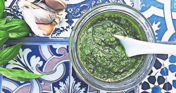 Pesto kann schnell zubereitet werden und wird oft zu Pasta serviert. Es schmeckt auch zu Fleisch, Fisch, in Suppen, Salaten, als Brotaufstrich und im Dessert. Foto: Tanja Piepho Pesto kann schnell zubereitet werden und wird oft zu Pasta serviert. Es schmeckt auch zu Fleisch, Fisch, in Suppen, Salaten, als Brotaufstrich und im Dessert. Foto: Tanja Piepho