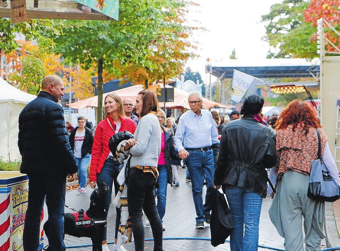 Auch das ist Herbstmarkt: Bekannte treffen und einen netten Schnack halten. Fotos: Verena Varnhorn