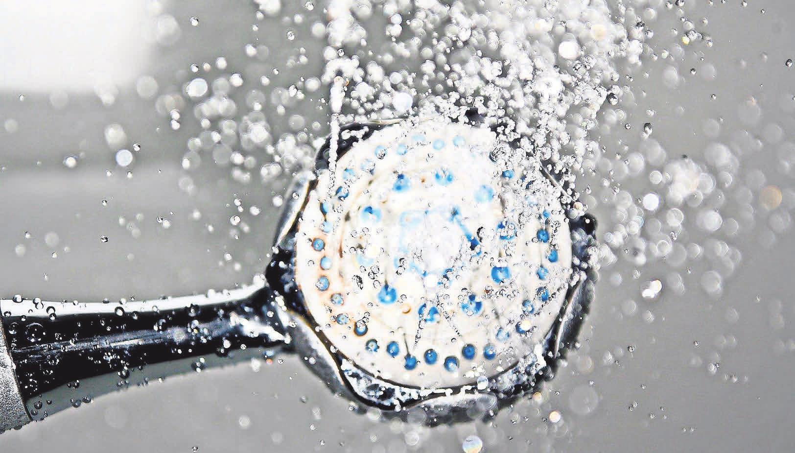 Trotz des Wellnesserlebnisses einer Regendusche ist eine Handbrause unverzichtbar Trotz des Wellnesserlebnisses einer Regendusche ist eine Handbrause unverzichtbar