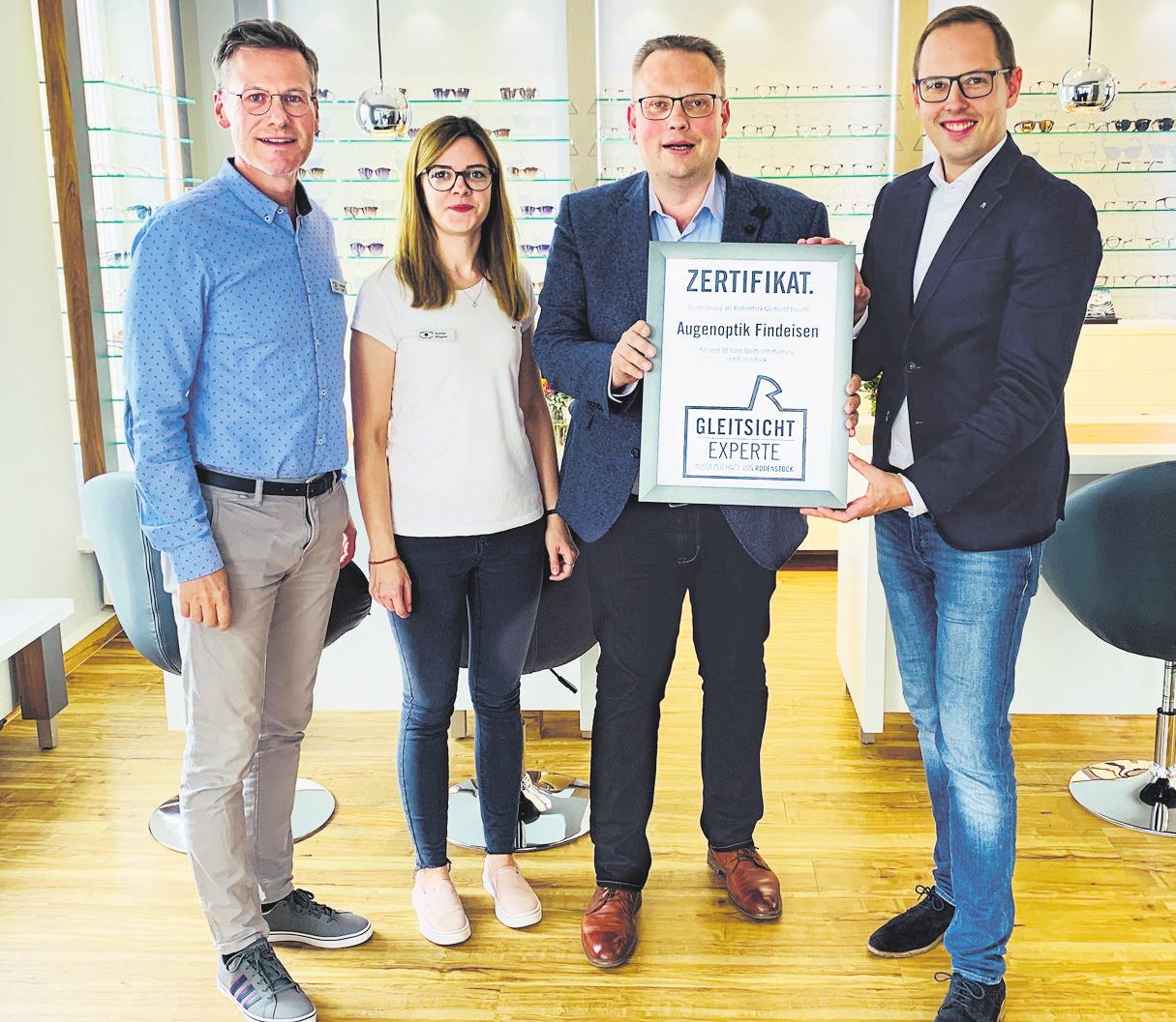 GLEITSICHT-EXPERTEN: Tim Findeisen und sein Team mit Zertifikat. Foto: Augenoptik Findeisen GLEITSICHT-EXPERTEN: Tim Findeisen und sein Team mit Zertifikat. Foto: Augenoptik Findeisen