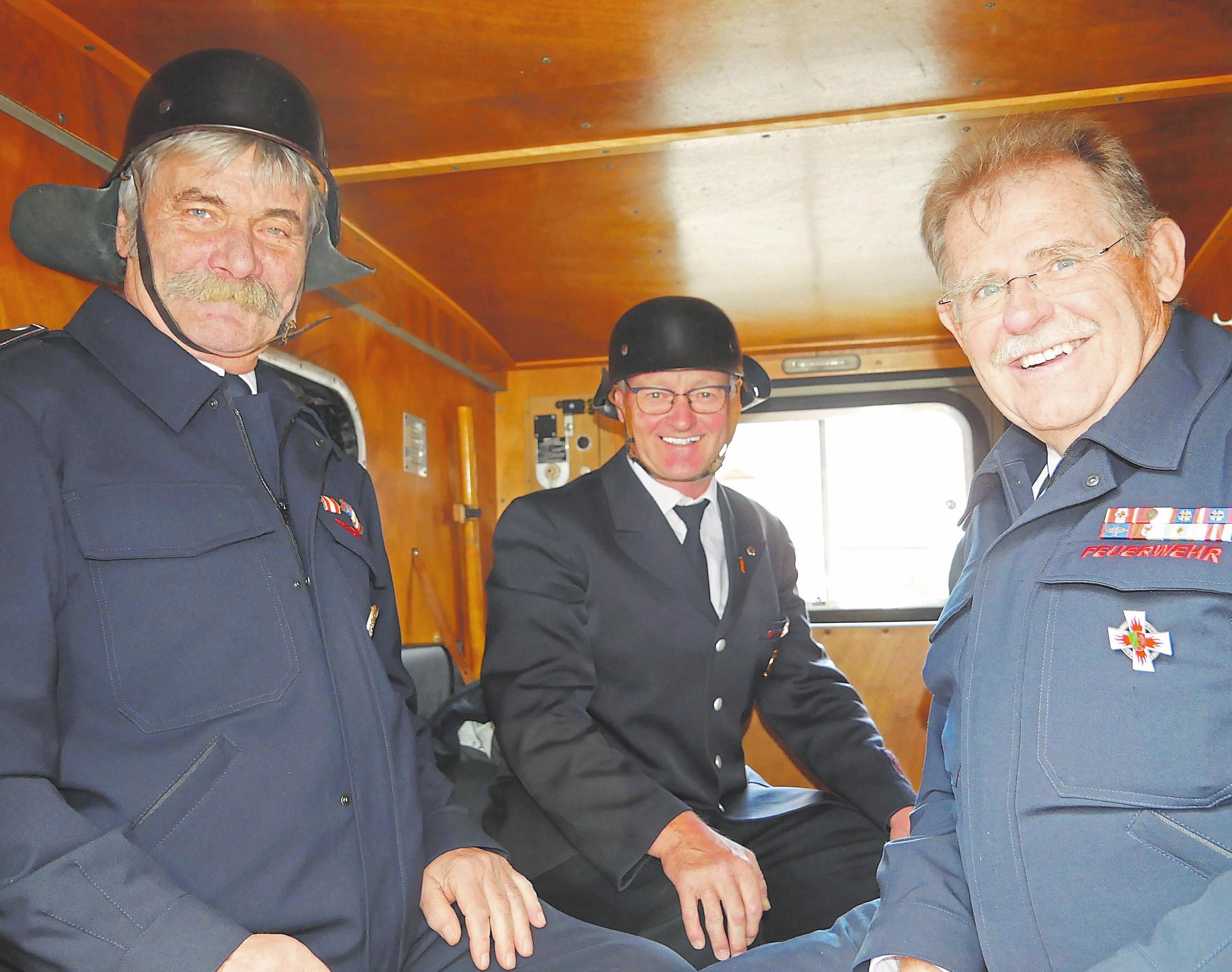Fast wie vor 50 Jahren: Franz-Peter Datema, Herbert Sievers und Reinhard Seebröker nehmen im historischen Feuerwehrauto Platz. Foto: Christiane Husmann Fast wie vor 50 Jahren: Franz-Peter Datema, Herbert Sievers und Reinhard Seebröker nehmen im historischen Feuerwehrauto Platz. Foto: Christiane Husmann