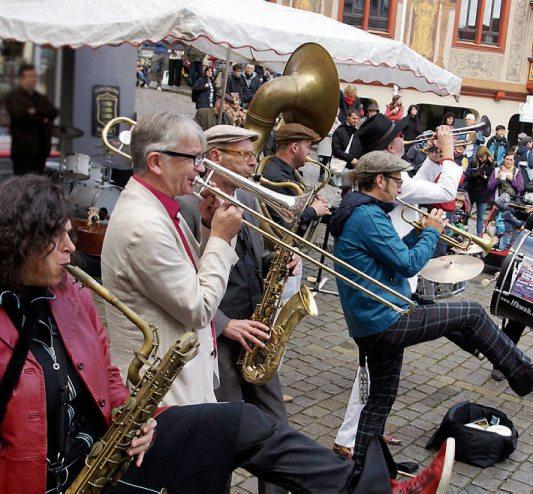Die Louisiana Funky Butts sorgt beim beSwingten Einkaufen am Samstag, 16. Oktober, ab 11 Uhr für gute Stimmung in den Gassen. Bilder: Jazz- und Klassiktage Tübingen