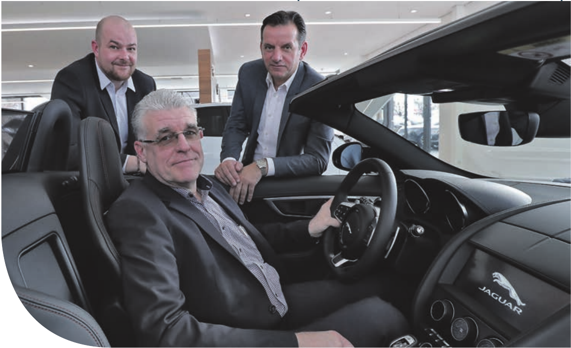 Ein raffiniertes Design und eine zukunftsweisende Technologie – so charakterisieren Niederlassungsleiter Christoph Nehnes (m.) und die beiden Verkaufsberater Matthias Joppich (l.) und Frank Weckermann den neuen Range Rover Evoque. Foto: Dirk Jochmann Ein raffiniertes Design und eine zukunftsweisende Technologie – so charakterisieren Niederlassungsleiter Christoph Nehnes (m.) und die beiden Verkaufsberater Matthias Joppich (l.) und Frank Weckermann den neuen Range Rover Evoque. Foto: Dirk Jochmann
