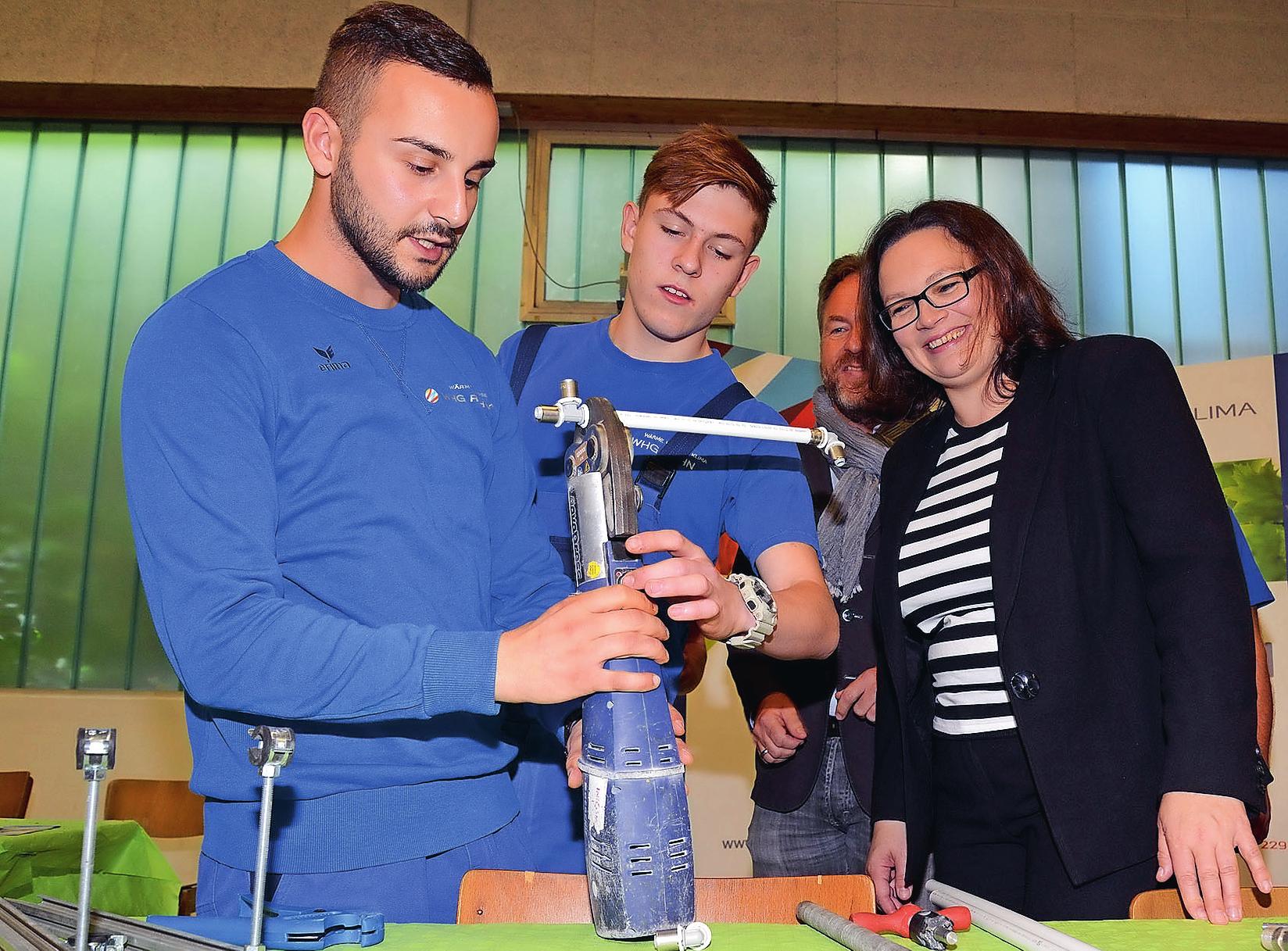Hohen Besuch gab es 2015 von der Bundesarbeitsministerin Andrea Nahles, die sich hier am Stand der WHG Rahn Montagetricks erläutern lässt. ARCHIVFOTO: BUCHHOLZ Hohen Besuch gab es 2015 von der Bundesarbeitsministerin Andrea Nahles, die sich hier am Stand der WHG Rahn Montagetricks erläutern lässt. ARCHIVFOTO: BUCHHOLZ