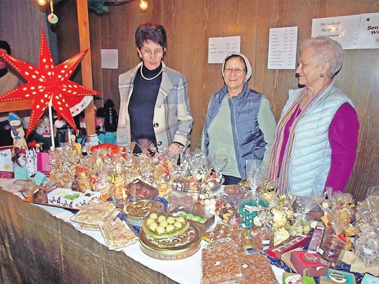 Weihnachtliche Leckereien werden auf dem Markt angeboten. Weihnachtliche Leckereien werden auf dem Markt angeboten.