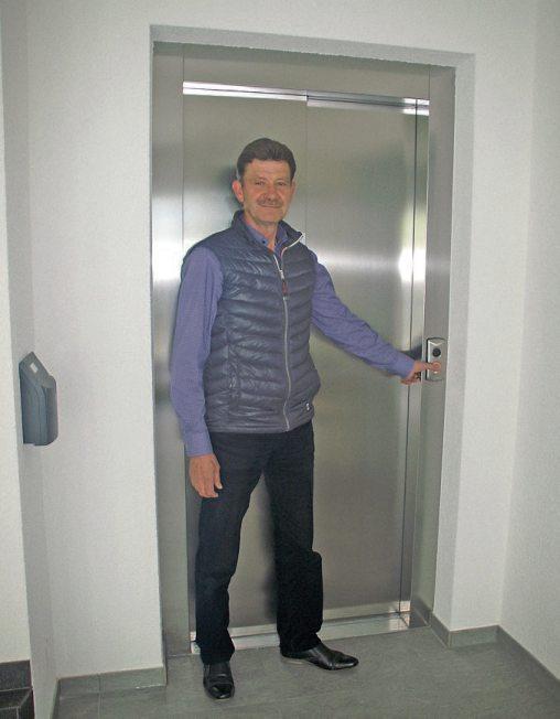 Ortsvorsteher Reinhold Baur betätigt den neuen Personenaufzug im Rathaus Ergenzingen, das dadurch nun barrierefrei zu erreichen ist. Bilder: Ralf Flaig