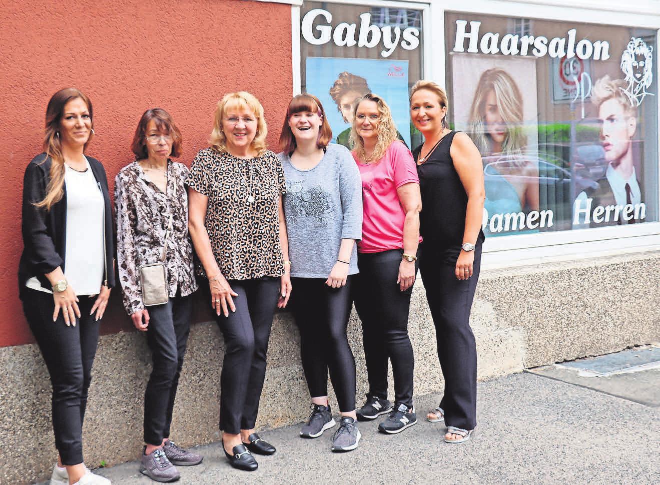 Feiern 39-jähriges Bestehen: Das Team von Gabys Haarsalon, dem Jessica Nürnberg (von links), Erika Pöhlert, Gabriele Bernat-Däwes, Sophia Eberle, Kirsten Nölker und Nicole Wolf angehören. Feiern 39-jähriges Bestehen: Das Team von Gabys Haarsalon, dem Jessica Nürnberg (von links), Erika Pöhlert, Gabriele Bernat-Däwes, Sophia Eberle, Kirsten Nölker und Nicole Wolf angehören.