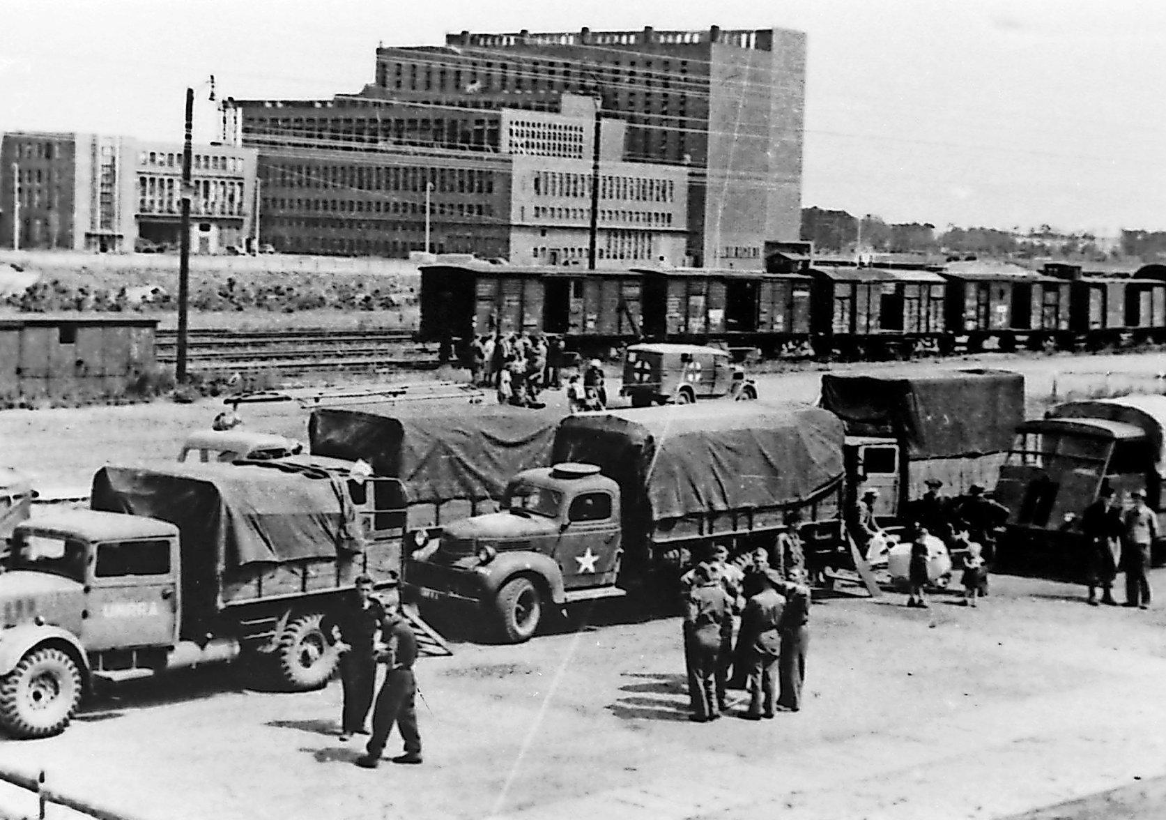 US-Truppen bei der Besetzung des Volkswagen-Werks 1945. Nach Festlegung der Zonengrenzen lag Wolfsburg wenige Wochen später im britischen Bereich. Fotos: VW/Julie Engels VfL Wolfsburg