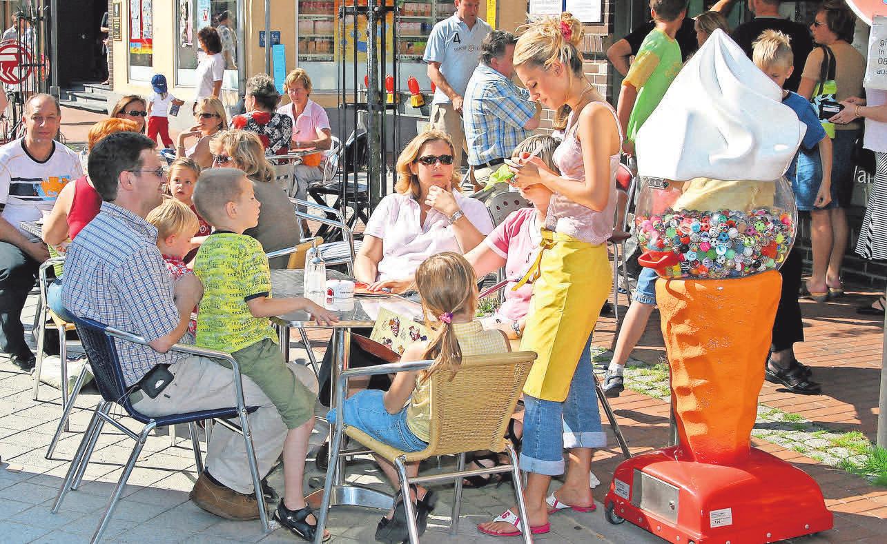 Auch die Café- und Restaurantbetreiber laden ihre Gäste am Verkaufsoffenen Sonntag zum Verweilen ein. Auch die Café- und Restaurantbetreiber laden ihre Gäste am Verkaufsoffenen Sonntag zum Verweilen ein.