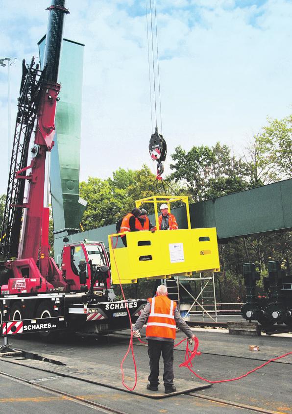 Der Autokran hob eine Gondel mit Facharbeitern in die Luft, die den Giganten montierten. Bild: Lorenz Der Autokran hob eine Gondel mit Facharbeitern in die Luft, die den Giganten montierten. Bild: Lorenz