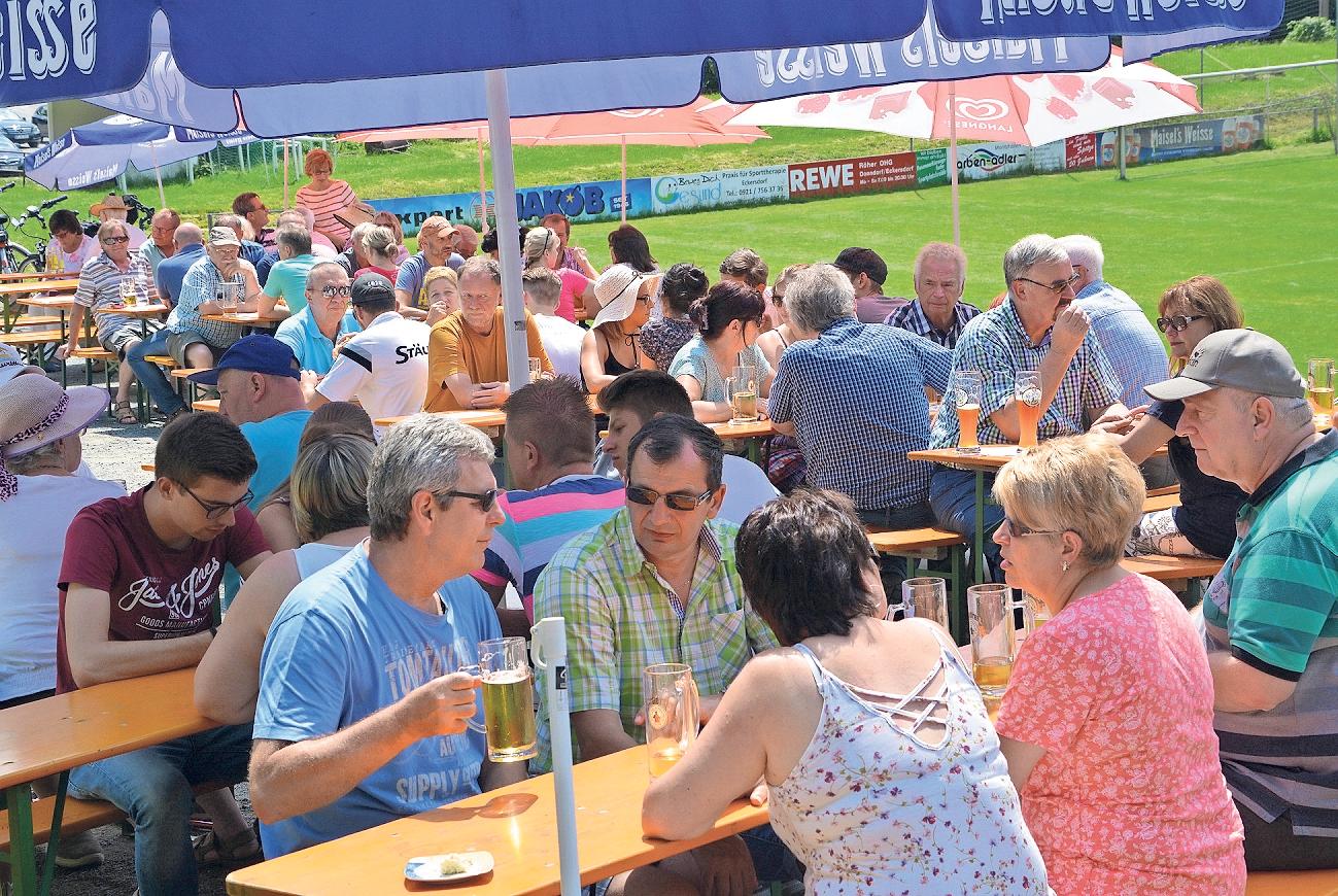 Gefeiert wird rund um das idyllisch im Schlosspark gelegene Sportheim des TSV Donndorf: mit einer Italienischen Nacht am heutigen Mittwoch, Krenfleisch am Donnerstag und Livemusik mit Sebbo und Funky am Freitag. Fotos: Hermann Rüger Gefeiert wird rund um das idyllisch im Schlosspark gelegene Sportheim des TSV Donndorf: mit einer Italienischen Nacht am heutigen Mittwoch, Krenfleisch am Donnerstag und Livemusik mit Sebbo und Funky am Freitag. Fotos: Hermann Rüger