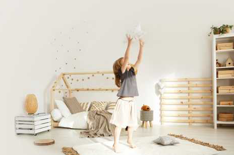 Das Bett als Spielhöhle, viel Weiß und Holz strahlen Gemütlichkeit aus. FOTOS: Katarzyna Bialasiewicz / Getty Images (2) Das Bett als Spielhöhle, viel Weiß und Holz strahlen Gemütlichkeit aus. FOTOS: Katarzyna Bialasiewicz / Getty Images (2)