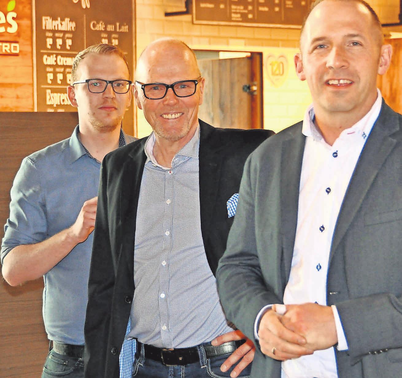 Stefan Ladage (Mitte), der Prokurist Steffen Döring und Philipp Ladage, der Sohn des Inhabers, bedanken sich für den großartigen Einsatz ihres Teams, aber auch für das Vertrauen ihrer Kunden Stefan Ladage (Mitte), der Prokurist Steffen Döring und Philipp Ladage, der Sohn des Inhabers, bedanken sich für den großartigen Einsatz ihres Teams, aber auch für das Vertrauen ihrer Kunden
