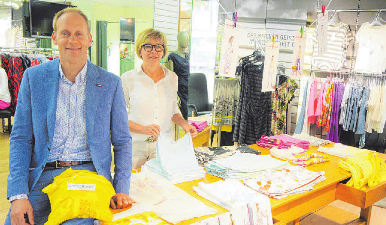 Im Modehaus Weinmann gibt es am Pfingstmontag 10% Rabatt aufs gesamte reguläre Sortiment. Die Sommerkollektionen von Geisha, Via Appia und Lebek zeigen sich in frischen und frechen Farben. Wunderschöne Kleider von Fox’s und Vera Moda bieten den perfekten Auftritt, zu festlichen Anlässen wie auch in der Freizeit. Neu in der Damenmode ist das Label Funky Staff. Es kommt in knalligen Farben in Kombination mit modernen Mustern daher. Für die Männer steht, wie immer, eine große Auswahl an Hemden, T-Shirts, Polo-Shirts und Jacken zur Auswahl. Neue Designs im Herrenbereich machen Lust auf ein neues Outfit. Selbstverständlich ist am Pfingstmontag die Keller-Bar geöffnet. Bild: Alexander Keller und seine Mitarbeiterin Ute Schweikardt. Im Modehaus Weinmann gibt es am Pfingstmontag 10% Rabatt aufs gesamte reguläre Sortiment. Die Sommerkollektionen von Geisha, Via Appia und Lebek zeigen sich in frischen und frechen Farben. Wunderschöne Kleider von Fox’s und Vera Moda bieten den perfekten Auftritt, zu festlichen Anlässen wie auch in der Freizeit. Neu in der Damenmode ist das Label Funky Staff. Es kommt in knalligen Farben in Kombination mit modernen Mustern daher. Für die Männer steht, wie immer, eine große Auswahl an Hemden, T-Shirts, Polo-Shirts und Jacken zur Auswahl. Neue Designs im Herrenbereich machen Lust auf ein neues Outfit. Selbstverständlich ist am Pfingstmontag die Keller-Bar geöffnet. Bild: Alexander Keller und seine Mitarbeiterin Ute Schweikardt.
