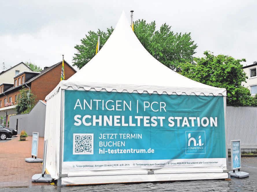 In diesem Zelt werden die Corona-Schnelltests durchgeführt. Die Mitarbeitenden des Testzentrums ermitteln 15 Minuten nach dem Abstich das Ergebnis. Es wird ausgedruckt oder gemailt. In diesem Zelt werden die Corona-Schnelltests durchgeführt. Die Mitarbeitenden des Testzentrums ermitteln 15 Minuten nach dem Abstich das Ergebnis. Es wird ausgedruckt oder gemailt.