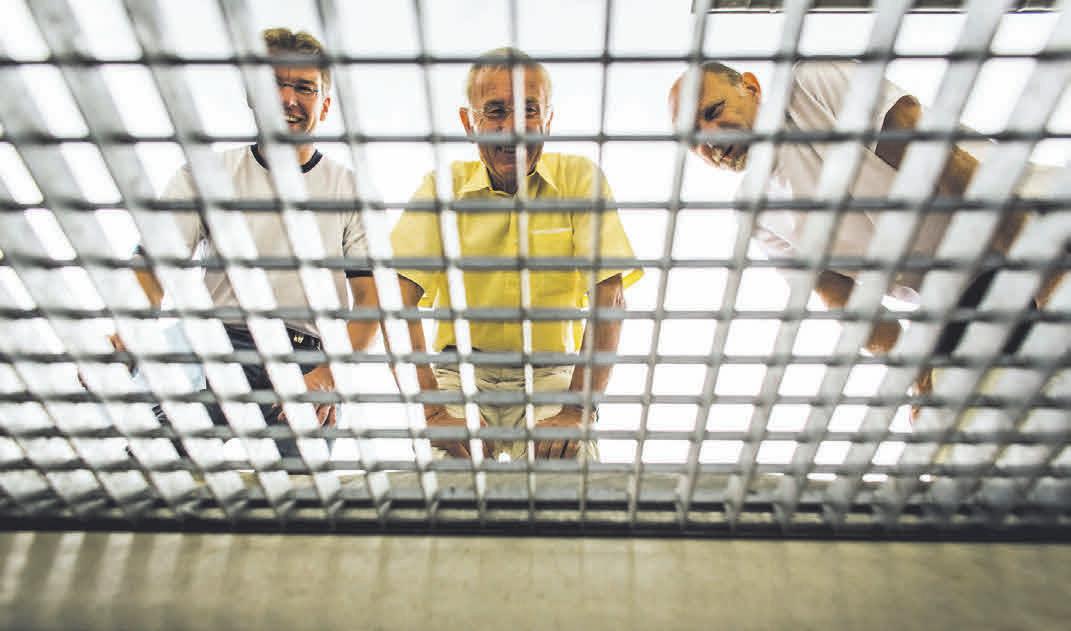 Bei einem Sicherheits-Check ermittelt ein Sachverständiger die Schwachstellen am Haus, an denen Einbrecher leicht ansetzen können. Foto: djd/Bauherren-Schutzbund Bei einem Sicherheits-Check ermittelt ein Sachverständiger die Schwachstellen am Haus, an denen Einbrecher leicht ansetzen können. Foto: djd/Bauherren-Schutzbund