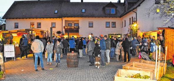 Lichterzauber am Weiki-Hof. FOTO: EWALD REITWIESNER Lichterzauber am Weiki-Hof. FOTO: EWALD REITWIESNER
